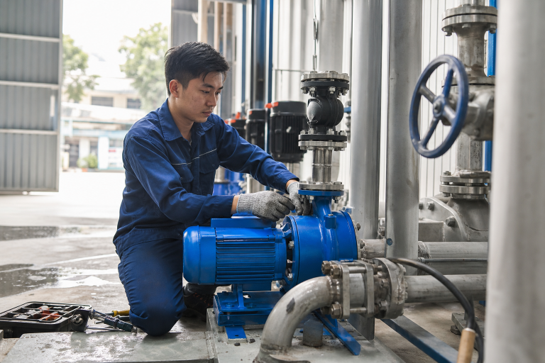 Kỹ thuật viên lắp đặt máy bơm cho xưởng sản xuất nhỏ tại Hà Nội