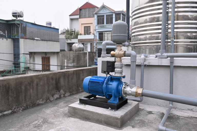 Máy bơm ly tâm hút giếng khoan cấp nước cho nhà trọ tại Hà Nội