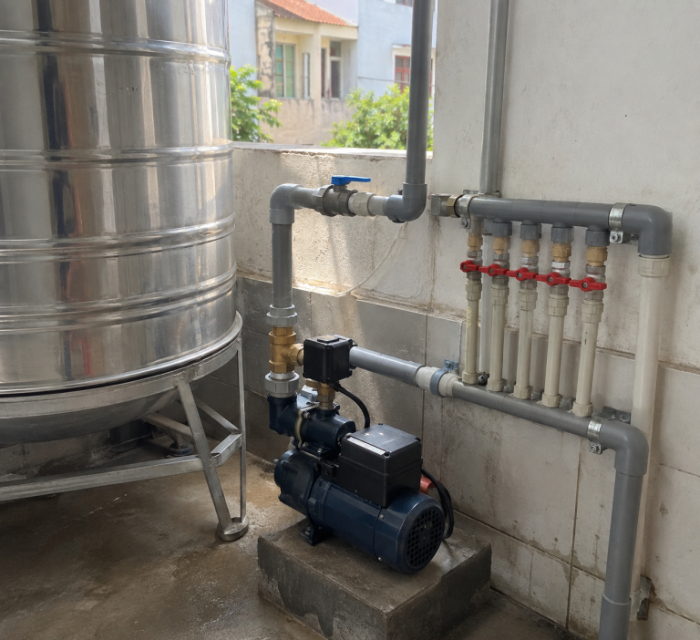 Máy bơm tăng áp lắp cho hệ thống nước nhà trọ